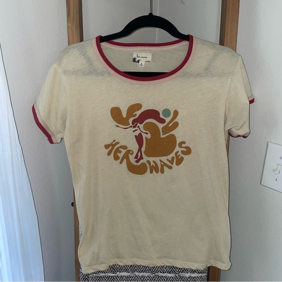 Her waves tshirt - Picture 6 of 6